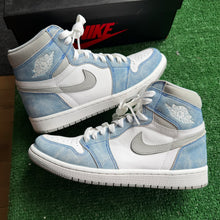 Load image into Gallery viewer, Jordan Hyper Royal 1s Size 7.5

