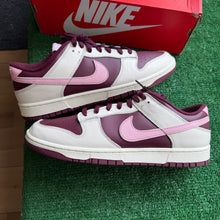 Load image into Gallery viewer, Nike Valentines Day Low Dunks Size 12
