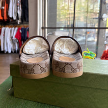 Load image into Gallery viewer, Gucci Slides Size 9

