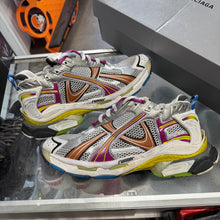 Load image into Gallery viewer, Balenciaga Runners Size 44
