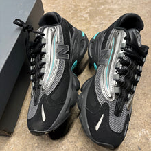 Load image into Gallery viewer, New Balance 1000s Size 9
