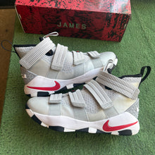 Load image into Gallery viewer, Nike LeBron Soldier 11s Size 8
