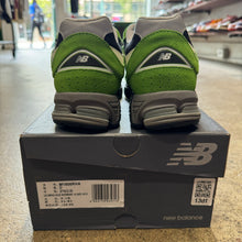 Load image into Gallery viewer, New Balance Good Vibes 2002Rs Size 9
