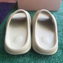 Load image into Gallery viewer, Adidas Yeezy Resin Slides Size 6
