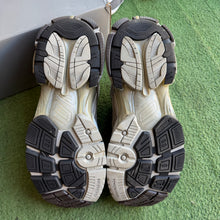 Load image into Gallery viewer, Balenciaga Runners Size 44
