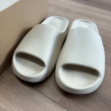 Load image into Gallery viewer, Adidas Yeezy Bone Slides Size 12
