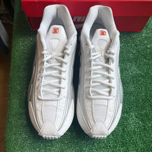 Load image into Gallery viewer, Nike Shox R4 Size 11W/9.5M
