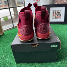 Load image into Gallery viewer, Nike ID LeBron The Land Zoom Soldier 11s Size 8
