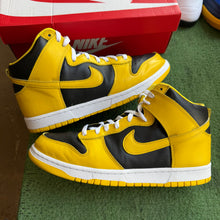 Load image into Gallery viewer, Nike Iowa High Dunks Size 11
