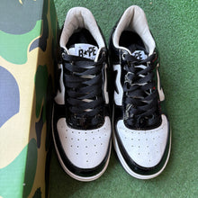 Load image into Gallery viewer, Bathing Ape Bapestas Size 7
