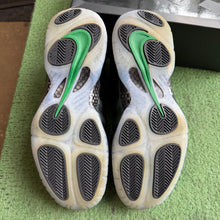 Load image into Gallery viewer, Nike Pine Green Foamposite Pros Size 10.5
