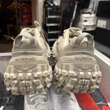 Load image into Gallery viewer, Balenciaga Defenders Size 43
