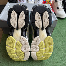Load image into Gallery viewer, Balenciaga Runners Size 42
