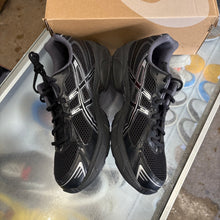 Load image into Gallery viewer, ASICS Black Pure Silver Gel-1130s Size 9.5
