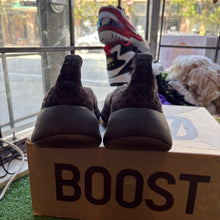 Load image into Gallery viewer, Yeezy Onyx 380s Size 8.5
