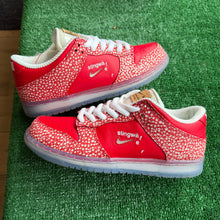 Load image into Gallery viewer, Nike SB Stingwater Low Dunks Size 8
