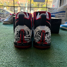 Load image into Gallery viewer, Nike LeBron Graffiti 17s Size 7
