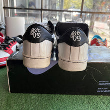 Load image into Gallery viewer, Nike Air Classic SBs Size 8.5
