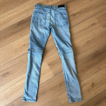 Load image into Gallery viewer, Amiri Denim Size 30
