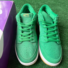 Load image into Gallery viewer, Nike SB St Patrick’s Day Low Dunks Size 12
