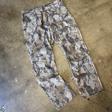 Load image into Gallery viewer, Vintage Camo Pants Size 38 x 34
