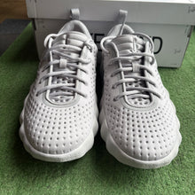 Load image into Gallery viewer, Nike Light Smoke Mind 002s Size 11
