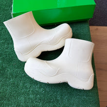 Load image into Gallery viewer, Bottega Veneta Puddle Boots Size 41
