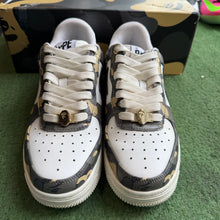Load image into Gallery viewer, A Bathing Ape Camo Bapestas Size 9
