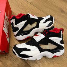 Load image into Gallery viewer, Nike 49ers Air Diamond Turfs Size 9.5
