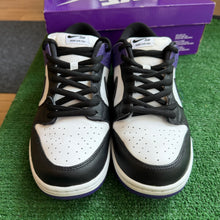 Load image into Gallery viewer, Nike SB Court Purple Low Dunks Size 13
