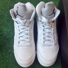 Load image into Gallery viewer, Jordan White Metallic 5s Size 9
