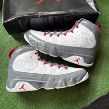 Load image into Gallery viewer, Jordan Fire Red 9s Size 11
