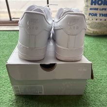 Load image into Gallery viewer, Nike Air Force 1 Size 8.5
