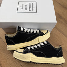 Load image into Gallery viewer, Maison Mihara OG Sole Peterson Canvas Lows Size 40
