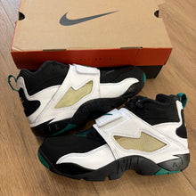 Load image into Gallery viewer, Nike Emerald Air Diamond Turfs Size 10
