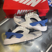 Load image into Gallery viewer, Nike Huaraches Size 8
