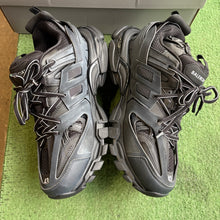 Load image into Gallery viewer, Balenciaga Tracks Size 43
