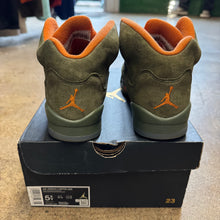 Load image into Gallery viewer, Jordan Olive 5 Size 5.5Y
