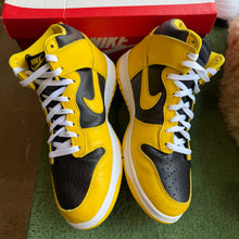 Load image into Gallery viewer, Nike Iowa High Dunks Size 11
