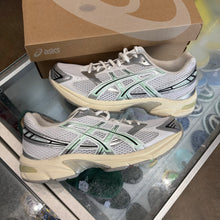 Load image into Gallery viewer, ASICS White Mint Tint Gel 1130s Size 9W/7.5M
