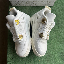 Load image into Gallery viewer, Jordan Metallic Gold 4s Size 7.5W/6M
