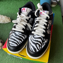 Load image into Gallery viewer, Nike SB Quatersnacks Zebra Low Dunks Size 11
