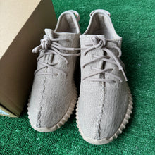 Load image into Gallery viewer, Yeezy Oxford 350s Size 10.5
