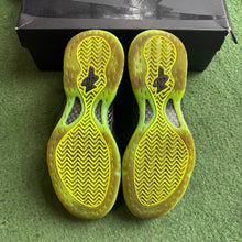 Load image into Gallery viewer, Nike Volt Foamposites Size 8
