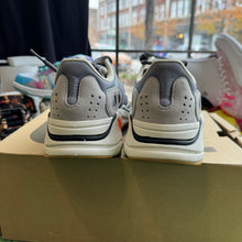 Load image into Gallery viewer, Yeezy Magnet Boost 700s Size 8.5
