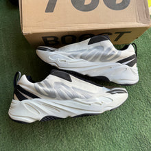 Load image into Gallery viewer, Yeezy Analog MNVM Laceless 700s Size 12.5
