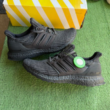 Load image into Gallery viewer, Adidas Ultraboosts Size 8
