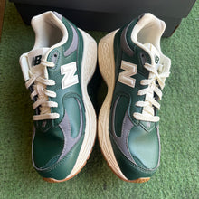 Load image into Gallery viewer, New Balance 2002Rs Size 5.5
