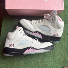 Load image into Gallery viewer, Jordan Medium Soft Pink Size 8.5
