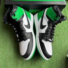 Load image into Gallery viewer, Jordan Lucky Green 1s Size 9
